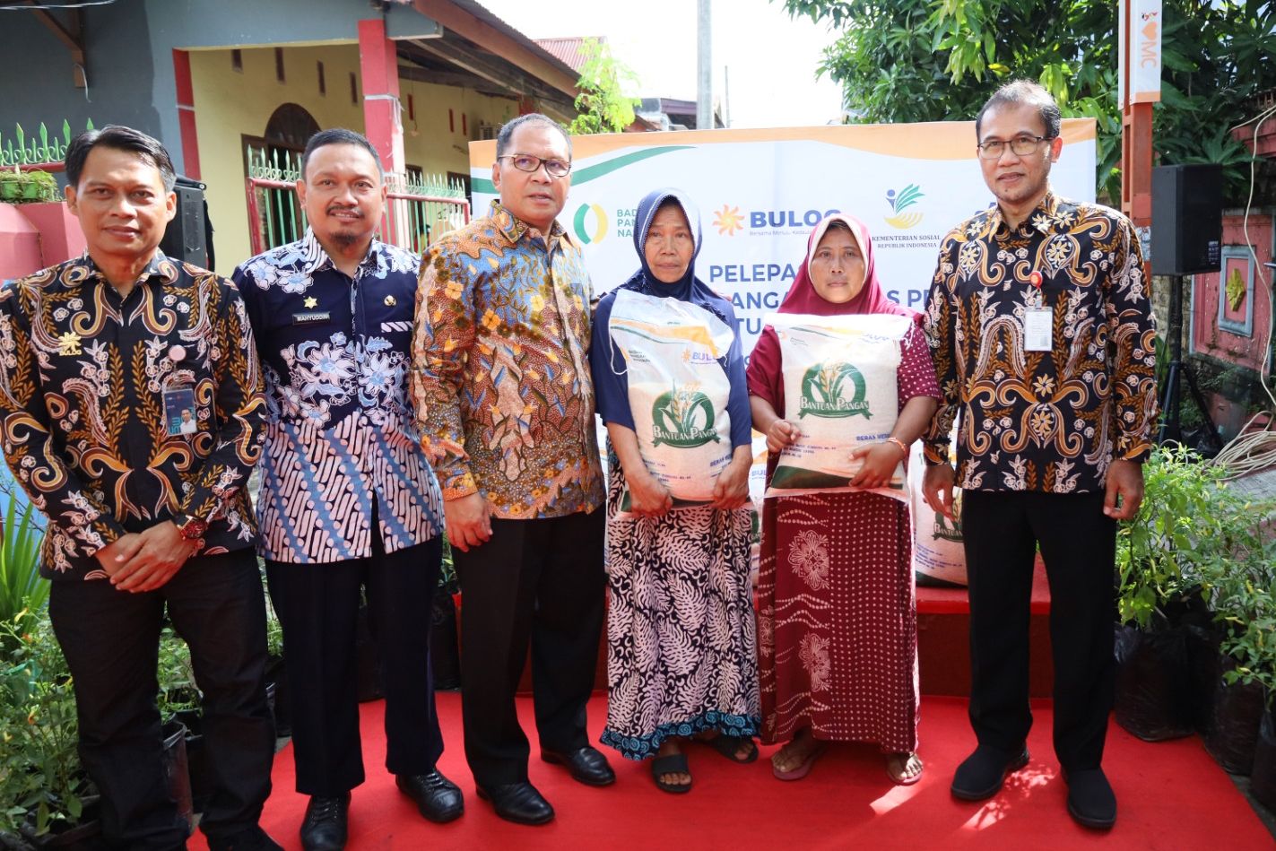 Kadis Ketahanan Pangan Dampingi Wali Kota Serahkan Bantuan Pangan Beras di Lorong Wisata